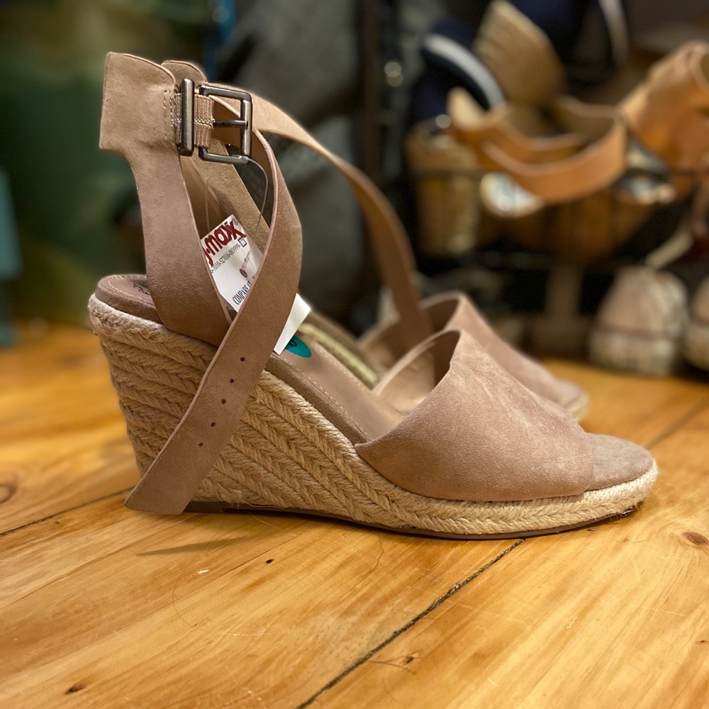 Vince comuto wedge heel. Size 8. Never worn.
